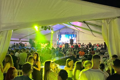 Este año la Noche Joven ha contado con dos carpas en el Parque Los Bajos en las que no ha podido faltar el baile y las luces para iluminar el fin de semana. Gran ambiente entre los roqueteros y visitantes. M. P. M.