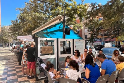 Durante los días de fiesta, las familias no solo se reúnen en el Recinto Ferial o en la Plaza Luis Martín. Los establecimientos de las calles y avenidas próximas a estos se llenan también de roqueteros y visitantes y los bares sacan la plancha a la 