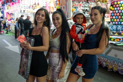 Muchas familias no querían perder la oportunidad de inmortalizar para el recuerdo las noches en las fiestas de Roquetas de Mar con amigos o familiares. Momentos de diversión que quedarán en la memoria de sus móviles o cámaras, pero también en sus r