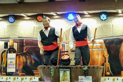 Vinos, churros, gofres, patatas asadas, pizzas, kebabs, mojitos, helados... Todo para reponer fuerzas en una semana non-stop en el municipio. LA VOZ