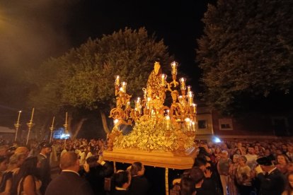 La tenue luz de Regiones y una multitud acogieron la salida de Porta Coeli.