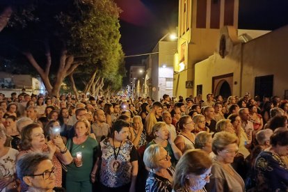Una multitud de fieles en la primera salida de Porta Coeli.