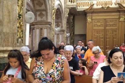Feligreses almerienses durante la misa en el santuario.