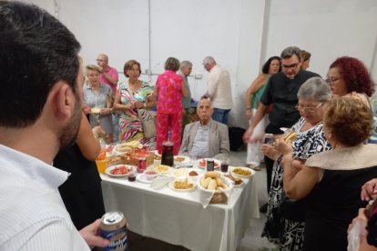 Sentado, el primer párroco de la Fuensanta, Francisco Alarcón.