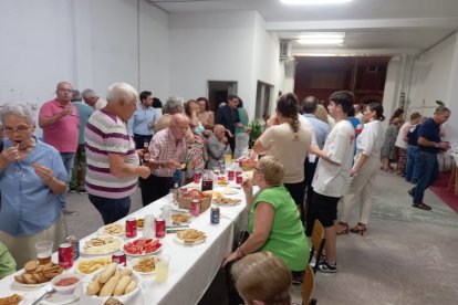 Vecinos de La Fuensanta durante el ágape del 50 aniversario.
