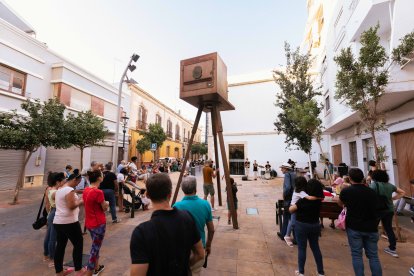 La música y la fotografía envolvieron de miradas fotográficas y musicales la plaza Manuel Falces.