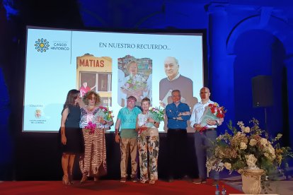 Familiares de los tres vecinos homenajeados: el periodista Joaquín Tapia; Matías López, del emblemático Bar Matías, y la farmacéutica María Rosa Morales.