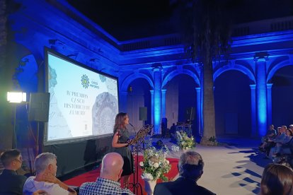 Intervención de Magdalena Cantero, presidenta de la Asociación de Vecinos del Casco Histórico de Almería, entregando el premio a Juan José Martín Campos, deán de la Catedral de Almería.