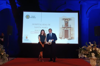 Ángel Escobar, vicepresidente de la Diputación Provincial de Almería, recibe el premio a la institución en Almería, por el Hospital Real de Santa María Magdalena, futuro Museo del Realismo Español.