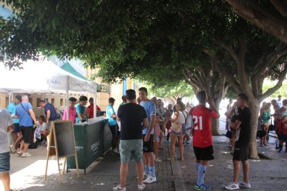 A las puertas del pabellón esperaba la paella.