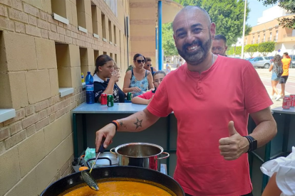 El jefe de cocina posando feliz.