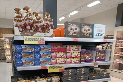 Los turrones y distintos dulces navideños ya ocupan un lugar más que visible en los supermercados de la capital.