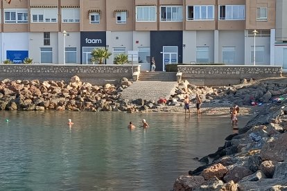 El mar en calma y unas temperaturas casi veraniegas invitan al baño.