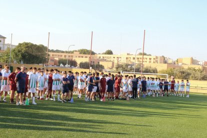 Los equipos preparados en el césped.