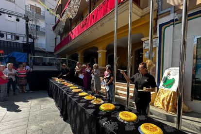 El pasado jueves, junto con la inauguración de la Feria de Mediodía en la Villa de Gádor, tuvo lugar el Concurso de Tortillas en el que participaron los miembros de las asociaciones y colectivos de la localidad .