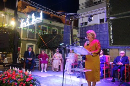 La alcaldesa de Gádor, Lourdes Ramos, recibió las festividades sobre el escenario de la Plaza de la Constitución de Gádor. Desde allí quiso agradecer a los vecinos su confianza y destacar la hospitalidad de los mismos durante la Semana Grande.