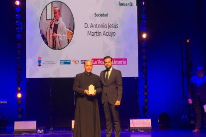 El Premio Sociedad para Antonio Jesús Martin Acuyo. Lo ha recogido de manos del alcalde de Enix, Álvaro Izquierdo.