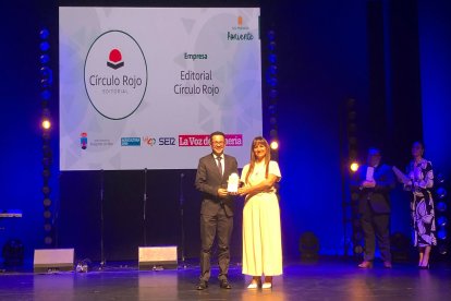 La diputada nacional Inés Plaza entrega el Premio Empresa a la editorial Círculo Rojo. Lo ha recogido su fundador, Alberto Cerezuela.