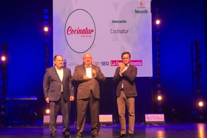 El Premio Innovación para Cocinatur ha sido entregado por Francisco Góngora, alcalde de El Ejido. Lo ha recogido Juan Antonio Fernández Delgado.