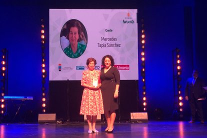 Premio Gente para Mercedes Tapia Sánchez. Hace entrega la alcaldesa de Balanegra, Nuria Rodríguez Martín.