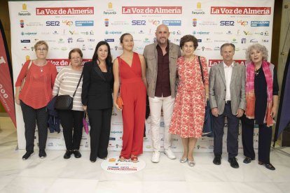 La premiada en la categoría de \'Gente\' por su labor en el municipio de Balanegra, Mercedes Tapia Sánchez, junto a familiares y amigos.
