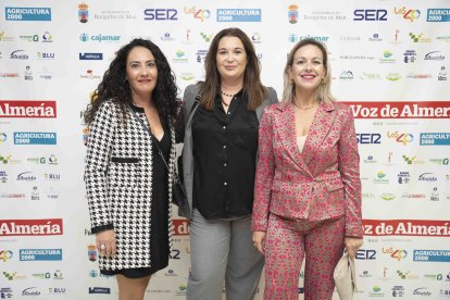Rocío y Carmen Mari, integrantes de la asociación \'Siempre Valientes\' de Adra vinieron con su presidenta Sonia Salvador, para recoger el premio en Asociacionismo.