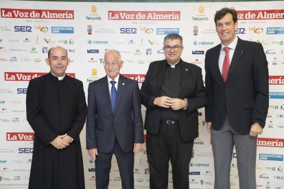 Los párrocos de Aguadulce Antonio Martín Acuyo y José Esteban Jerez, junto al alcalde de Roquetas de Mar, Gabriel Amat y el parlamentario andaluz, Juanjo Salvador.