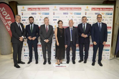 Álvaro Izquierdo, alcalde de Enix, Gabriel Amat, alcalde de Roquetas de Mar, Ángel Escobar, vicepresidente de Diputación y Amós García, delegado territorial de Empleo con el equipo directivo de La Voz de Almería.