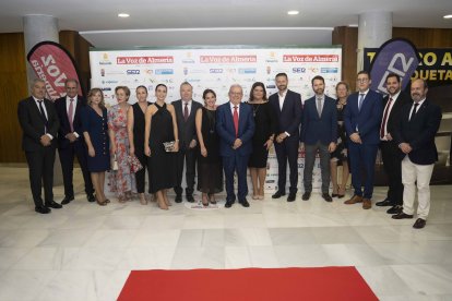 El Equipo de Gobierno del Ayuntamiento de Vícar, con su alcalde Antonio Bonilla a la cabeza, y el equipo directivo de La Voz de Almería.
