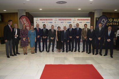 Equipo de Gobierno de Roquetas de Mar, Ayuntamiento anfitrión de la gala, acompañando a su alcalde Gabriel Amat, y el staff directivo de La Voz de Almería.