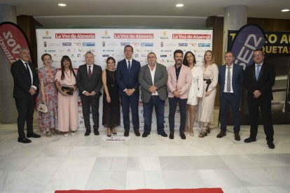 José María Martín, subdelegado del Gobierno en Almería, y representantes políticos, entre los que se encuentra la diputada Nacional Inés Plaza,  junto al equipo directivo de La Voz de Almería.