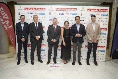 Francisco Góngora, alcalde de El Ejido y Manuel Martínez, concejal de Agricultura del mismo municipio, junto a Fran García, delegado del Poniente, Juan Fernández, CEO, Pedro Manuel de la Cruz, director y Laura Martínez, presidenta (La Voz de Almería)