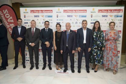 Alberto Cerezuela (Círculo Rojo) y Félix García y María Cuenca (Kimitec), compañías premiadas en las categorías de \'Empresa\' y \'Economía, junto a Fran García, Pedro Manuel de la Cruz, Laura Martínez, Gabriel Amat y Antonia Sánchez.