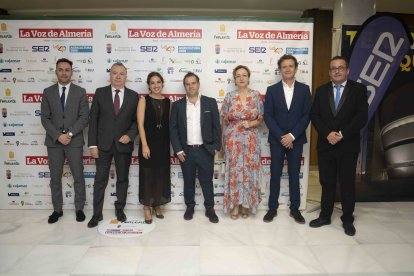 José Calvache y Alonso Rincón de Urbaser, junto al equipo de La Voz de Almería: Ricardo Céspedes, director comercial, Pedro Manuel de la Cruz, director, Laura Martínez, presidenta, Antonia Sánchez, subdirectora y Olivier Martínez.