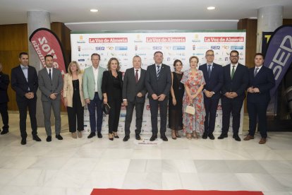 El equipo de Gobierno del Ayuntamiento de Berja, con su alcalde José Carlos Lupión, a la cabeza, junto al equipo directivo y comercial de La Voz de Almería.
