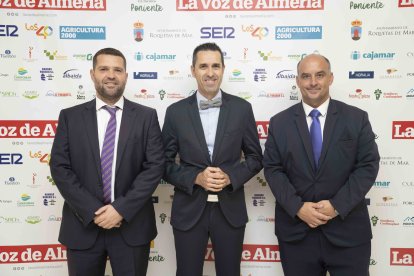 Miguel Ángel López y Sebastián Fuentes de SEK Alborán, junto a Fran García, delegado del Poniente de La Voz de Almería y Cadena SER.