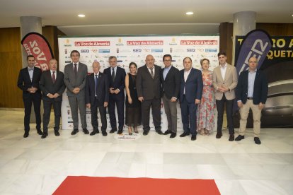 Los responsables de \'Cocinatur\', empresa premiada en Innovación, junto a los alcaldes de Adra, Roquetas de Mar y El Ejido, el equipo de directivo de La Voz de Almería y el vicepresidente de la Diputación de Almería.