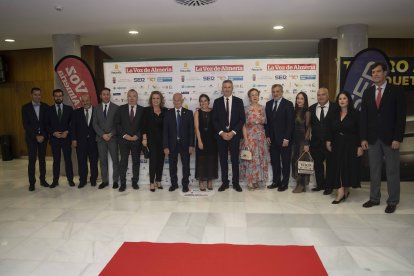 Diferentes autoridades políticas, municipales, provinciales y autonómicas junto al equipo directivo de La Voz de Almería.