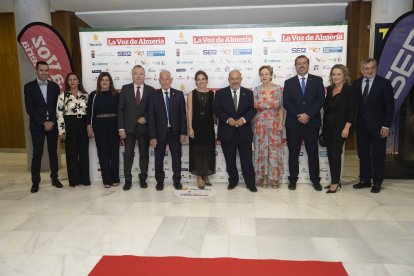 Francisco T. Lirola, alcalde de Dalías y su equipo de Gobierno y Ángel Escobar, vicepresidente de la Diputación de Almería, junto a Fran García (Cadena SER y La Voz de Almería en el Poniente), Gabriel Amat y el staff directivo de La Voz de Almería.
