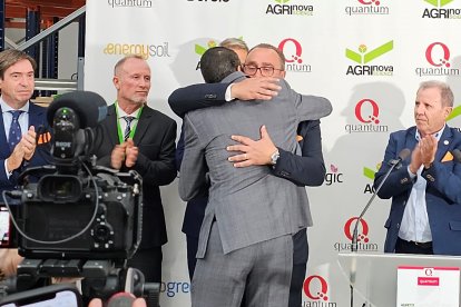 Emotivo abrazo entre Pedro González y su tío, Rodrigo González, Director General de AGRInova Science.