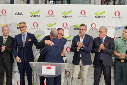 Abrazo de Jerónimo Parra, presidente de la Cámara de Comercio de Almería, con Rodrigo González, director general de AGRInova Science.