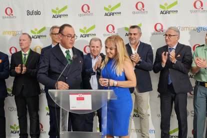 Rodrigo González, director general de AGRInova Science, entregando el reconocimiento a Crisel Agroquímicos.