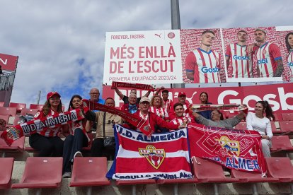 Aficionados del Almería en el campo de Montilivi.