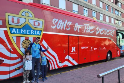javier martínez vique con su pequeño Leo y la pequeña Sara. Almerienses que viven en Montpellier.
