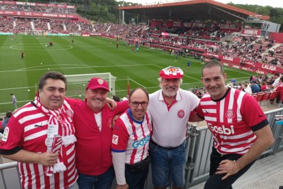 Manuel Caparrós Acosta, con la gorra del Almería, en la grada con varios peñistas del Girona. 