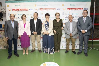 Juan Fernández; María Amparo Romero; Miguel Á. Vidaña, concejal de Cultura y Deporte de Canjáyar; Antonia Urrutia, alcaldesa de Canjáyar; Antonia Sánchez Villanueva, subdirectora de La Voz; Manuel García, teniente alcalde de Canjáyar; y Olivier Martínez.
