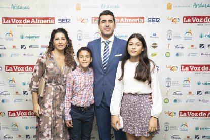 Mari Carmen Góngora Siles, Leopoldo Sánchez Martínez y los pequeños Leopoldo y Adriana, de la Farmacia de Santa Fe de Mondújar, premio Empresa.