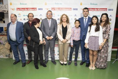 La premiada familia de la Farmacia de Santa Fe de Mondújar y autoridades de dicho municipio, con su alcaldesa Trinidad Góngora.