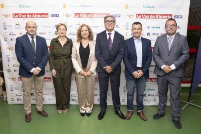 El senador Antonio Martínez; Antonia Sánchez, subdirectora de La Voz; Trinidad Góngora, alcaldesa de Santa Fe de Mondújar; Juan Manuel López, alcalde de Pechina; Jesús García Palenzuela, primer teniente alcalde de Pechina; y Olivier Martínez, comercial.