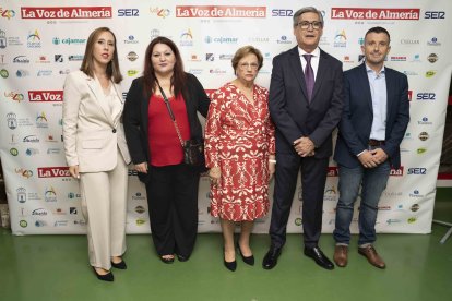 Ángeles Concepción Beltrán López, premio Gente, acompañada por autoridades del Ayuntamiento de Pechina.